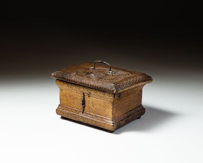 null Wooden case covered with gilded leather decorated with fine rosettes, fleur-de-lis...