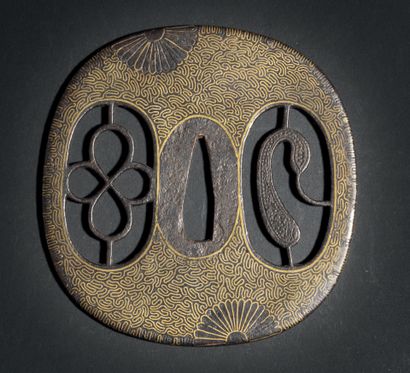 JAPON - Milieu Epoque EDO (1603-1868) Nagamaru gata in iron inlaid with brass nunome...