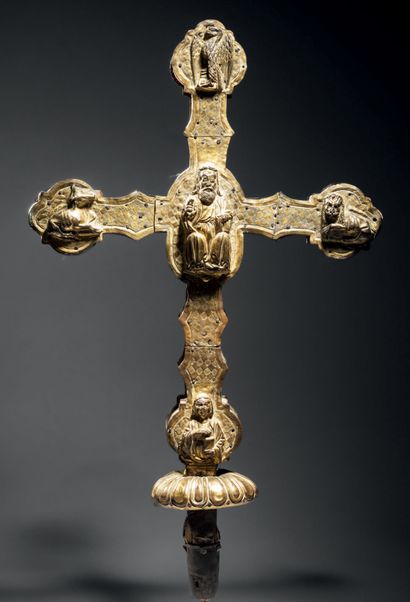 null Croix processionnelle à âme en bois recouvert de cuivre gravé et doré avec figures...