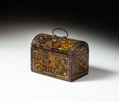 null Namban box in black and gold lacquered wood and mother-of-pearl inlays. Decorated...