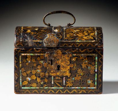 null Namban box in black and gold lacquered wood and mother-of-pearl inlays. Decorated...