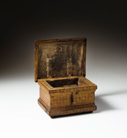 null Wooden case covered with gilded leather decorated with fine rosettes, fleur-de-lis...