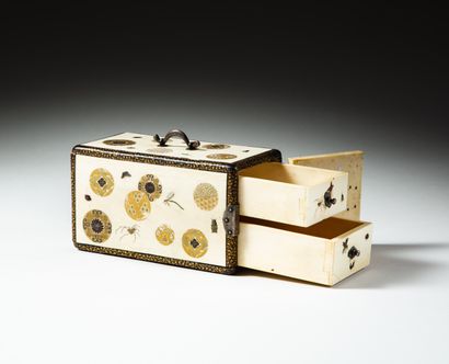 JAPON - Epoque MEIJI (1868-1912) Small box opening with two drawers in ivory decorated...