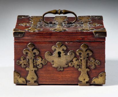 null Rosewood veneer case, large hinges cut with fleur-de-lis and brass top handle.
17th/18th...
