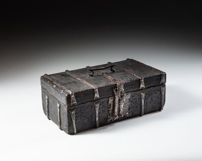null Large wooden case covered with chiseled leather, hinges, hasp lock and cut plate,...