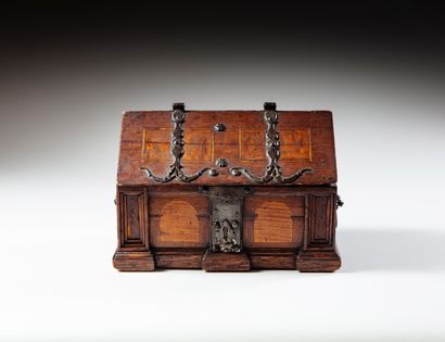 null Box with a gabled lid, made of oak with ash, maple and walnut inlays; moustache...