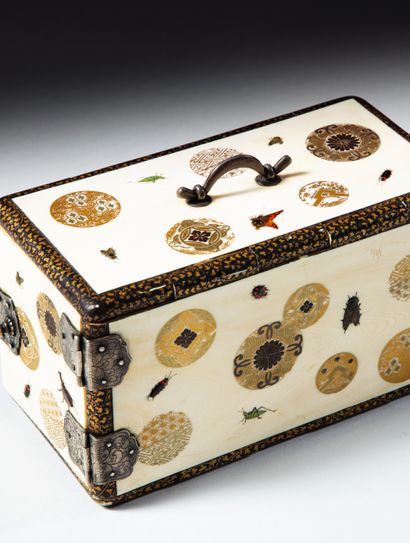 JAPON - Epoque MEIJI (1868-1912) Petit coffret ouvrant à deux tiroirs en ivoire à...