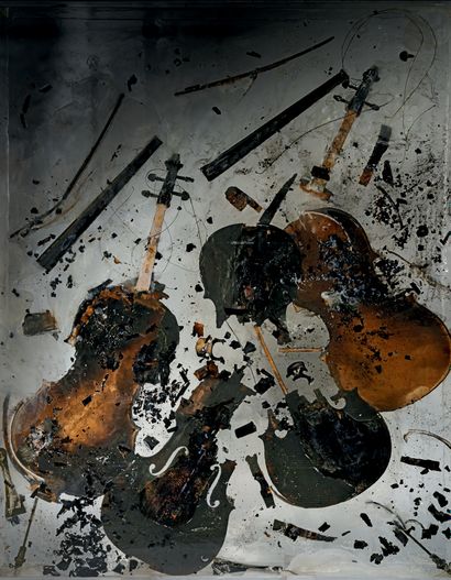 Fernandez ARMAN (1928-2005) Roméo et Juliette, 1970
Combustion de violoncelles brisés...