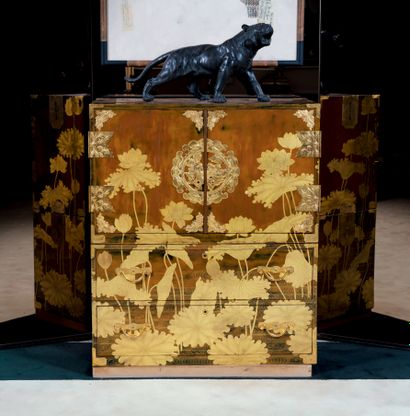 JAPON Epoque MEIJI (1868-1912) Wooden cabinet opening with two doors in the upper...