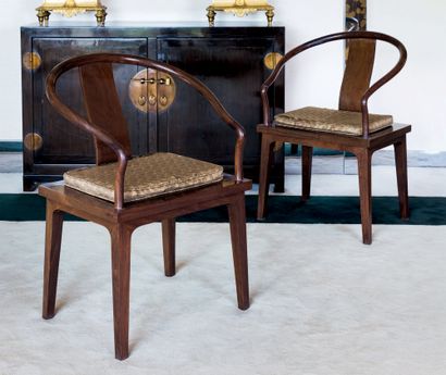 CHINE, XXe siècle Two wooden horseshoe-shaped armchairs
H. 86,8 - W. 57,4 - D. 45...