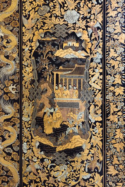 CHINE - Canton, XIXe siècle Paravent à six feuilles double face laqué or à décor...