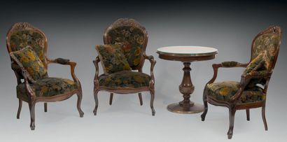 null Trois fauteuils et une table
Les fauteuils en bois vernis, mouluré et sculpté...