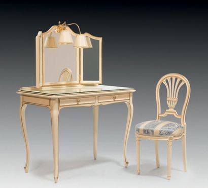 null Coiffeuse style Louis XV et chaise de style Louis XVI.
Coiffeuse en bois laqué...