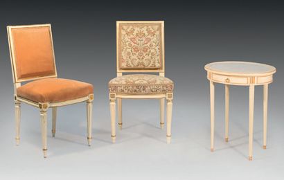null Deux chaises et un guéridon de style Louis XVI
Les chaises en bois laqué crème...