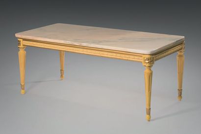 null Table basse de style Louis XVI en bois laqué crème et doré, mouluré et sculpté,...