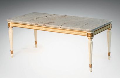 null Table basse de style Louis XVI en bois laqué crème et doré, mouluré et sculpté,...