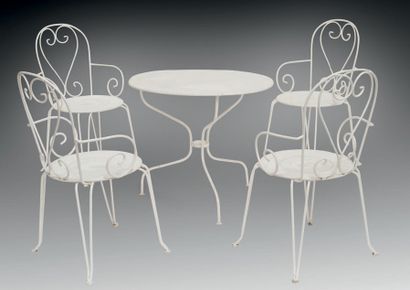 null Ensemble de dix fauteuils de jardin en fer forgé peint en blanc ; état d'usage
H....