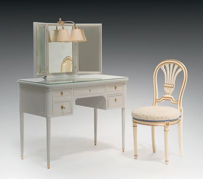 null Coiffeuse et chaise de style Louis XVI Coiffeuse en bois laqué bleu céladon,...