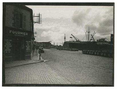 ALEXANDRE TRAUNER (1906-1993) Repérages, installation portuaire, commerces Brest,...