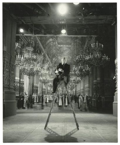 null PHOTOGRAPHE DE PLATEAU Trauner devant le décor Ariane (Billy Wilder), 1957 Quatre...