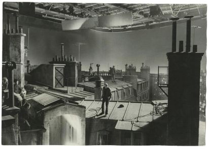 ROGER CORBEAU (1908-1995) Les toits de Trauner sous le grill du studio Plateau de...