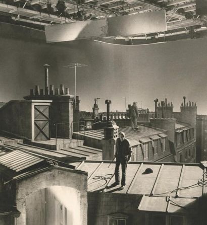 ROGER CORBEAU (1908-1995) Les toits de Trauner sous le grill du studio Plateau de...