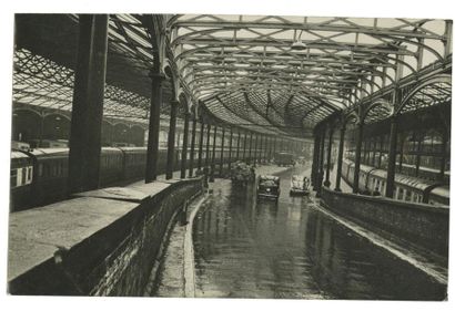 ALEXANDRE TRAUNER Victoria station? Londres, 1936 Deux (2) épreuves argentiques,...