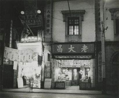 PIERRE VERGER (1902-1996) Shanghai la nuit Shanghai 1937 Épreuve argentique, 240...