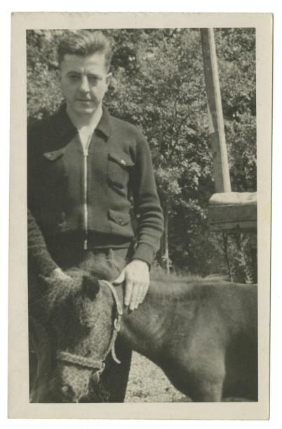 ALEXANDRE TRAUNER (1906-1993) Jacques Prévert au poney Circa Épreuve argentique au...