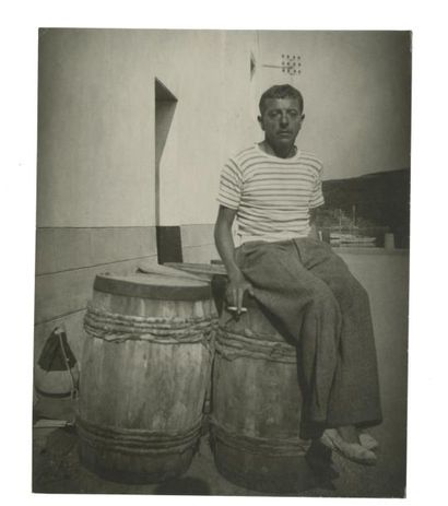 ALEXANDRE TRAUNER (1906-1993) Jacques Prévert assis sur des tonneaux Circa Épreuve...