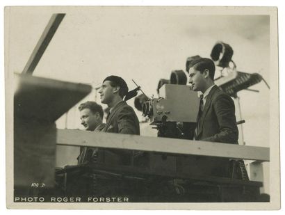 ROGER FORSTER (1902-1984) Alexandre Trauner et deux techniciens Paris, vers 1935...