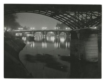 BRASSAÏ (1899-1984) Paris de nuit, Pont des Arts Circa 1932 Épreuve argentique, 176...