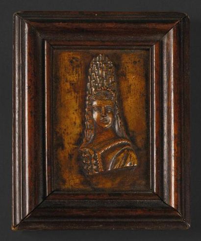 ÉCOLE FRANÇAISE VERS 1710 Mademoiselle de Fontanges, en buste de face. Tableautin-miniature...