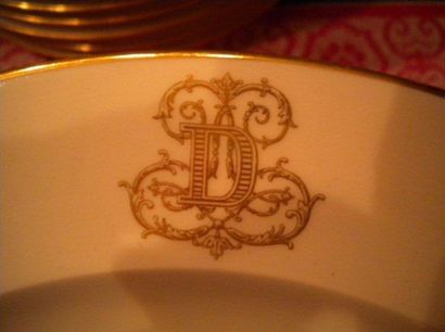 null Partie de service de table en porcelaine blanche et or, Manufacture de Sèvres....
