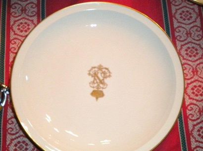 null Partie de service de table en porcelaine blanche et or, Manufacture de Sèvres....