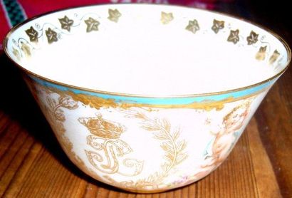 null Suite de dix tasses à thé avec douze sous tasses en porcelaine en copie de Sèvres.Décor...