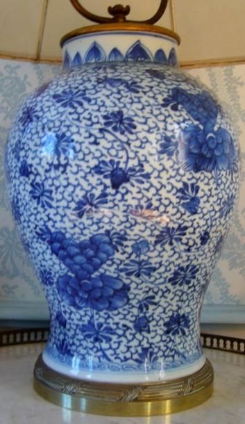 null Lampe cul de poule en porcelaine de la Chine bleu et blanc. A décor d'un semis...