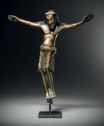 Christ en bronze avec infimes traces de dorure....