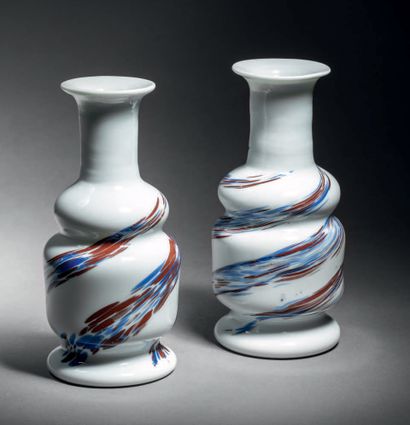Rare paire de vases en verre opalin blanc...