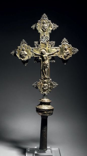 Croix processionnelle en cuivre repoussé,...
