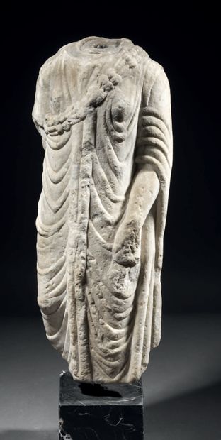 Statue de femme acéphale en marbre sculpté...