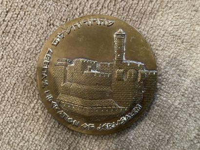 null Lot of 3 commemorative medals :
In bronze
Of which, the liberation of Jerusalem...
