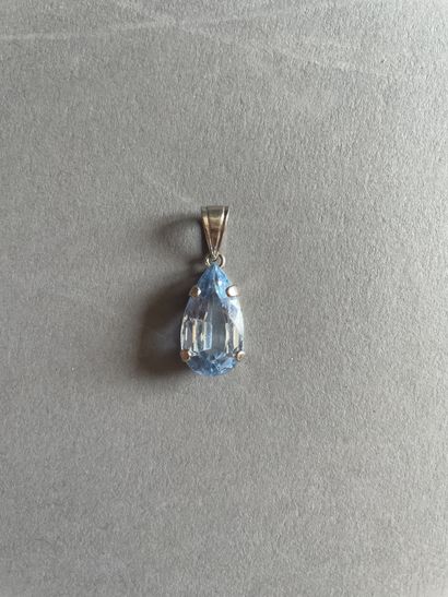 null Pendant
In white gold 750°/°°°°
Decorated with a blue stone
Gross weight : 4...