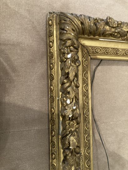 null Cadre
En bois stuqué doré
A décor de fleurs
XIXème siècle
H. 45 cm - L. 58.5...