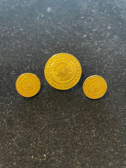 null Three golden officer's buttons:
One large and two small
Inscription: "GENERAL...