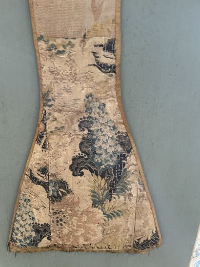 CHINE Paire d'étoles
En soie polychrome
Travail du XVIIIème siècle
H. 92 cm