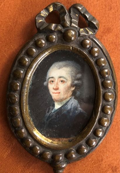 École Française vers 1780 Portrait d'homme en habit bleu
Miniature ovale
H. 4,5 cm...