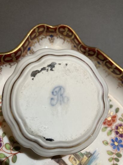 DRESDEN Inkwell with contoured edges
In polychrome porcelain
Decorated with flowers...