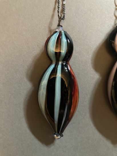 MURANO Lot of two pendants drops
In Murano blown glass
Raised by chains sautoir
In...