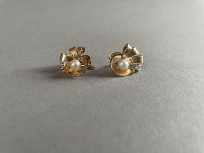 null Pair of flower earrings in two-tone gold 750°/°°° decorated with a cultured...
